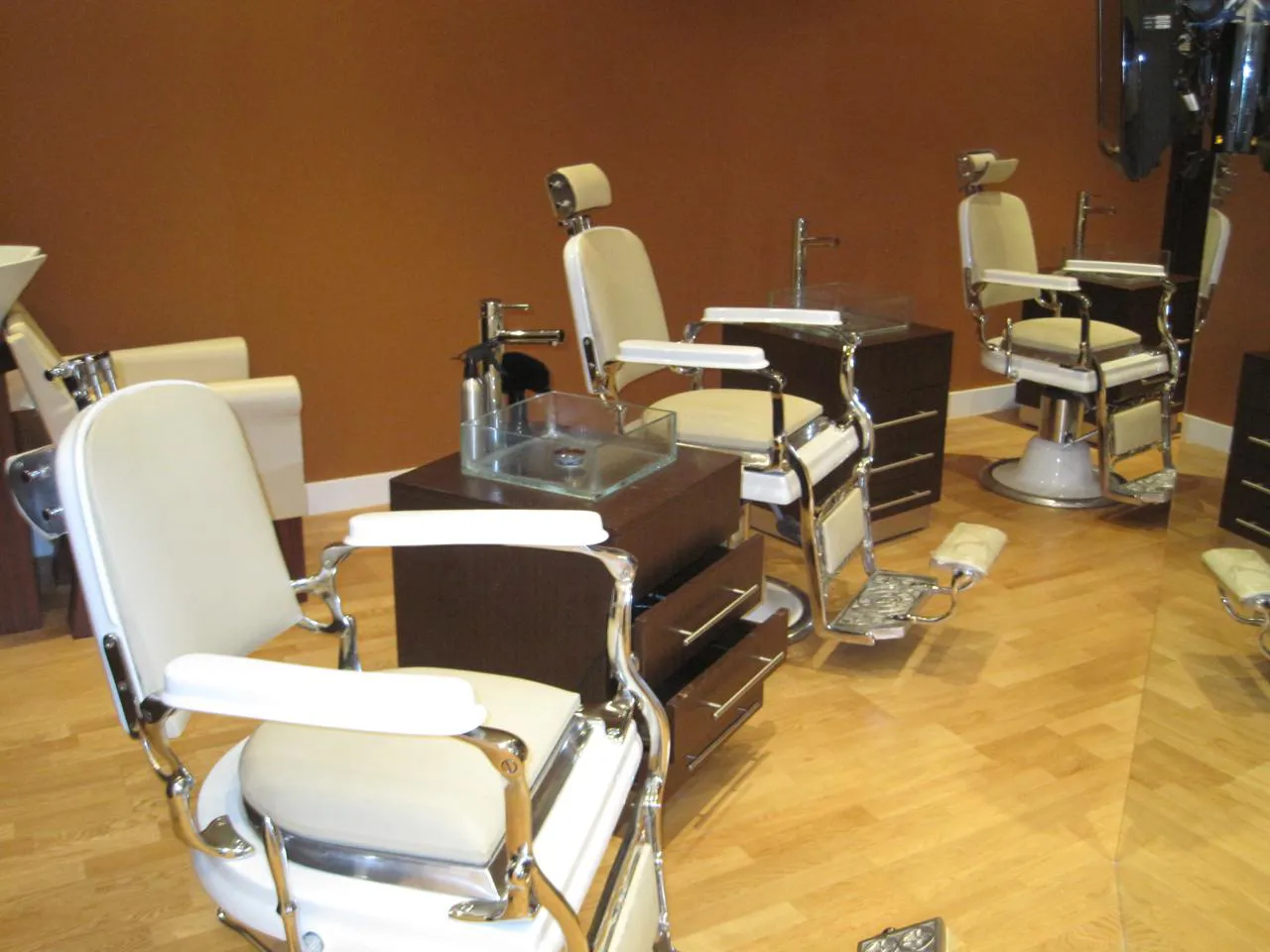 clarity-interiors-nadesheko-saloon